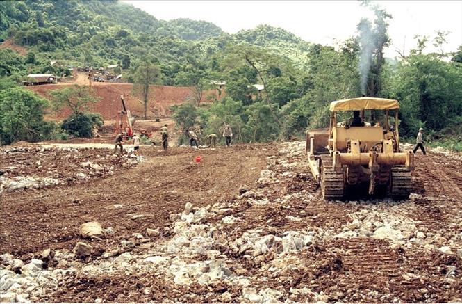Trong ảnh: Công ty 427, Tổng công ty Xây dựng Trường Sơn-Binh đoàn 12 (Bộ Quốc phòng) tham gia xây dựng đường Hồ Chí Minh (2001). Ảnh: Đình Na - TTXVN
