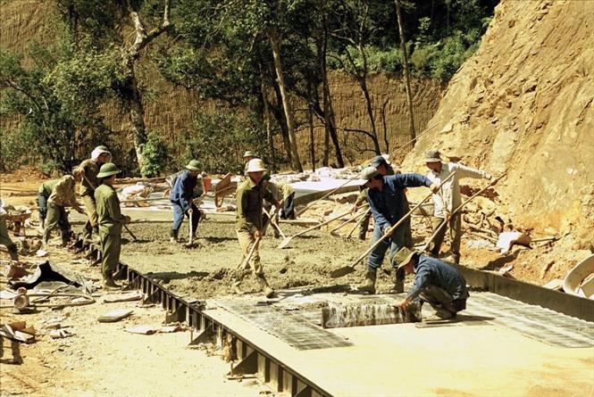 Trong ảnh: Công nhân Công ty 427, Tổng công ty Xây dựng Trường Sơn-Binh đoàn 12 (Bộ Quốc phòng) thi công 22 km đường Hồ Chí Minh (nhánh phía Tây) thuộc địa phận huyện Quảng Ninh, tỉnh Quảng Bình (2003). Ảnh: Bùi Tường - TTXVN