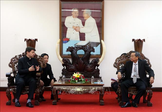 Photo: Vice Chairman of the provincial People’s Committee Le Van Nung (R) talks to Archbishop Marek Zalewski (L). VNA Photo: Công Mạo