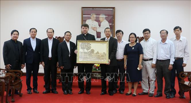 Photo: Vice Chairman of the provincial People’s Committee Le Van Nung presents a sourvenir to Archbishop Marek Zalewski. VNA Photo: Công Mạo