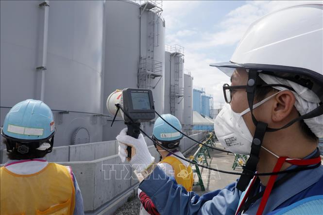 Trong ảnh (tư liệu): Đo mức phóng xạ tại Nhà máy điện hạt nhân Fukushima Dai-ichi ở Okuma Fukushima. Ảnh: AFP/TTXVN