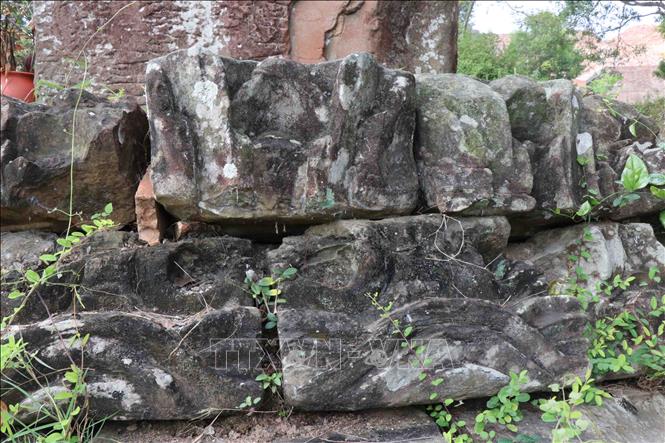 Trong ảnh: Phần bệ cột bá được xếp từ những tảng đá có hoa văn độc đáo. Ảnh: Thanh Thương – TTXVN