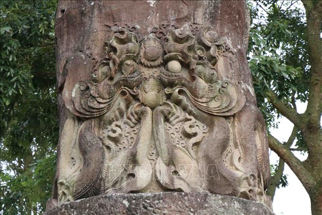 Trong ảnh: Đôi rồng trang trí trên thân cột với những đường nét tinh xảo theo đồ án “lưỡng long hiến châu”. Ảnh: Thanh Thương – TTXVN