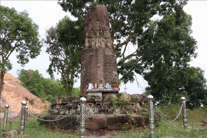 Trong ảnh: Toàn bộ cột đá được đặt tại cấp nền thứ hai bên trái của chùa Dạm. Ảnh: Thanh Thương – TTXVN