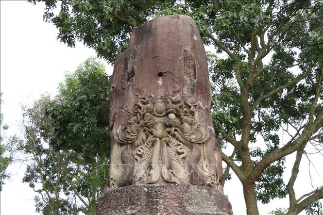 Trong ảnh: Phần thân cột đá chùa Dạm. Ảnh: Thanh Thương – TTXVN