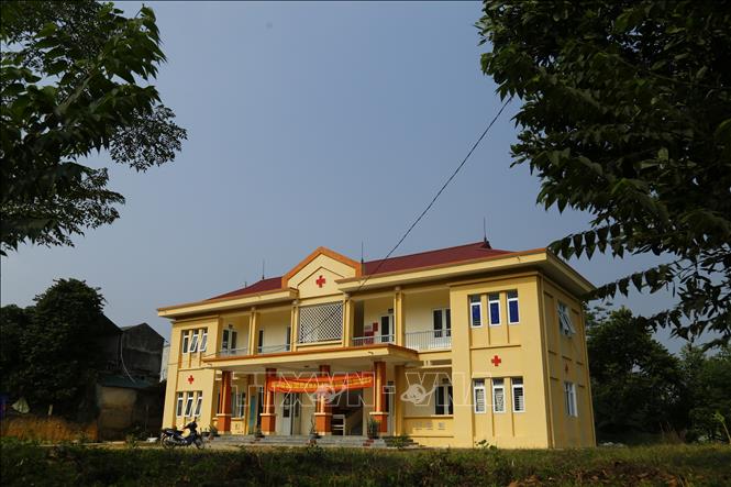 Trong ảnh: Trạm y tế xã được đầu tư xây mới theo chuẩn quốc gia về y tế. Ảnh: Nam Sương - TTXVN
