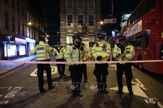 Trong ảnh: Cảnh sát Anh phong tỏa nhà ga tàu điện ngầm London Bridge sau vụ tấn công bằng dao trên cầu London ở thủ đô, tối 29/11/2019. Ảnh: THX/TTXVN 
