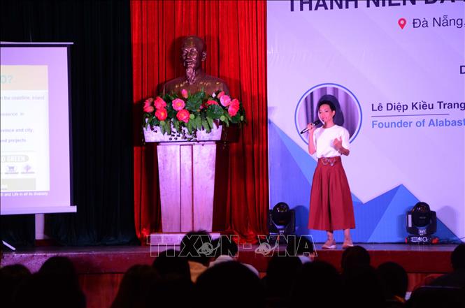 Trong ảnh: Diễn giả Selena Le – Founder và CEO No Waste Vietnam chia sẻ kinh nghiệm khởi nghiệp với các bạn trẻ Đà Nẵng. Ảnh: Văn Dũng - TTXVN
