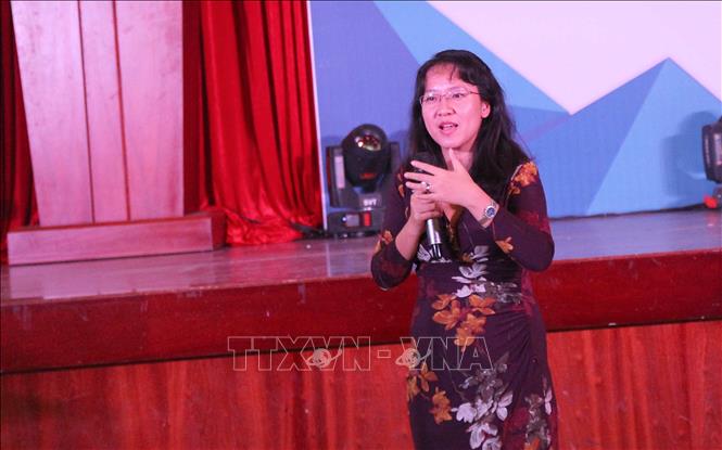 Trong ảnh: Diễn giả Lê Diệp Kiều Trang - Founder Alabaster chia sẻ kinh nghiệm khởi nghiệp với các bạn trẻ Đà Nẵng. Ảnh: Văn Dũng - TTXVN