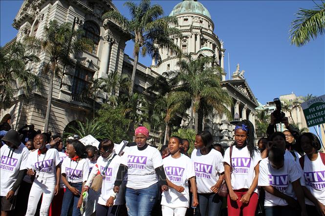 Trong ảnh: Tuần hành nhằm nâng cao nhận thức về căn bệnh HIV/AIDS tại Durban, Nam Phi. Ảnh: AFP/TTXVN