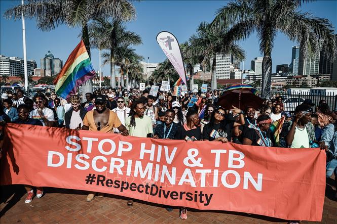 Trong ảnh: Tuần hành nhằm nâng cao nhận thức về căn bệnh HIV/AIDS tại Durban, Nam Phi. Ảnh: AFP/TTXVN