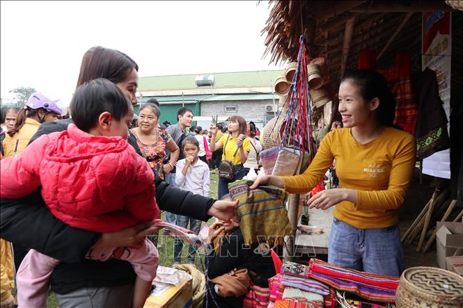 Nghệ An: Nhộn nhịp phiên chợ Mường Quạ, huyện Con Cuông - Ảnh thời sự trong nước - Đất nước & Con người - Thông tấn xã Việt Nam (TTXVN)