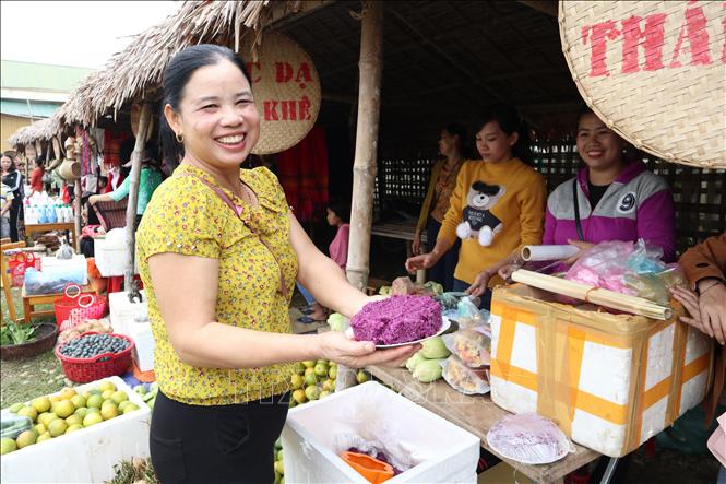 Trong ảnh: Xôi lá cẩm - món ăn đặc trưng của đồng bào Thái được bày bán tại phiên chợ. Ảnh: Bích Huệ - TTXVN