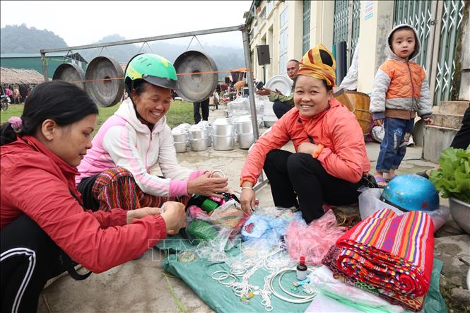 Trong ảnh: Thổ cẩm một mặt hàng đặc sắc của đồng bào Thái, Đan Lai, huyện Con Cuông giới thiệu tại chợ. Ảnh: Bích Huệ - TTXVN