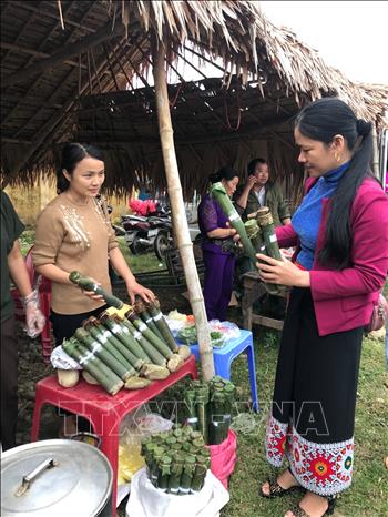 Trong ảnh: Các món ăn ẩm thực truyền thống tại phiên chợ. Ảnh: Bích Huệ - TTXVN