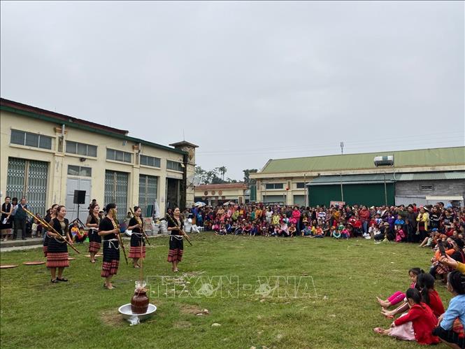 Trong ảnh: Người dân trong vùng và khách du lịch giao lưu văn hóa văn nghệ với đồng bào các dân tộc huyện Con Cuông. Ảnh: Bích Huệ - TTXVN