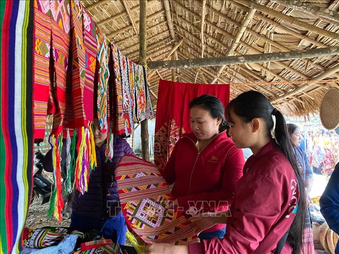 Trong ảnh: Thổ cẩm một mặt hàng đặc sắc của đồng bào Thái huyện Con Cuông được giới thiệu tại chợ. Ảnh: Bích Huệ - TTXVN