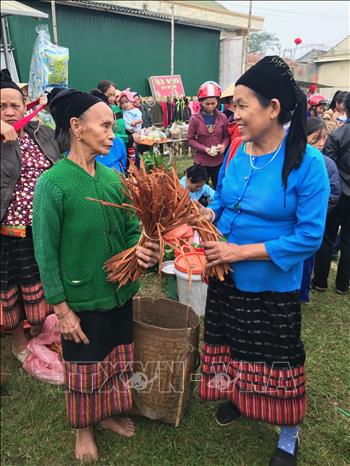 Trong ảnh: Sản phẩm mây tre đan, đặc trưng của Con Cuông được giới thiệu tại phiên chợ. Ảnh: Bích Huệ - TTXVN