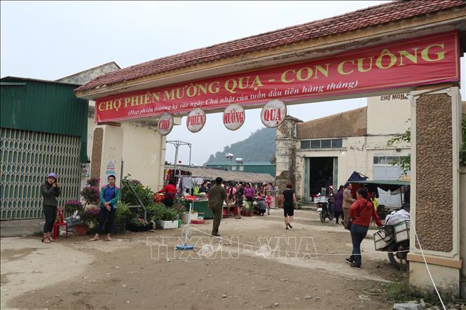 Trong ảnh: Chợ phiên Mường Quạ được thành lập từ tháng 1 năm 2019 và sau đó mỗi tháng 1 lần họp chợ vào ngày Chủ nhật đầu tháng. Ảnh: Bích Huệ - TTXVN