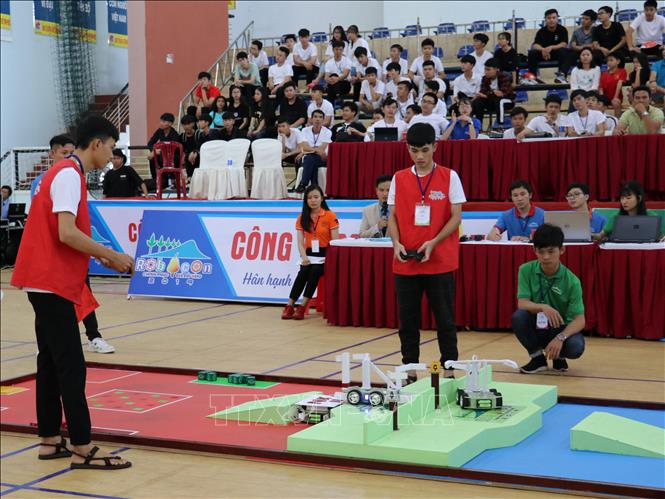 Trong ảnh: Trình diễn robot tại cuộc thi. Ảnh: K GỬIH -TTXVN