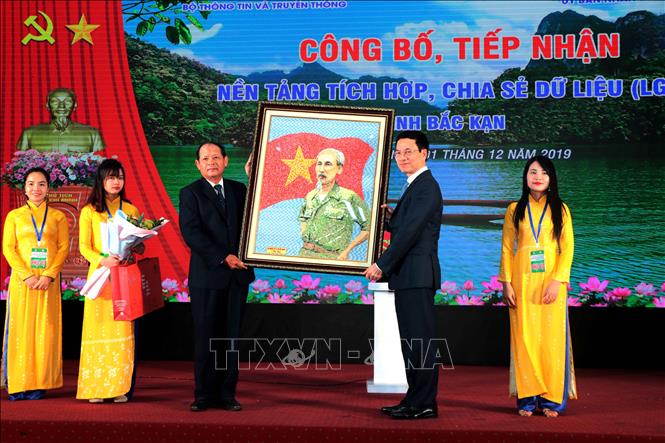Trong ảnh: Bộ trưởng Thông tin và Truyền thông Nguyễn Mạnh Hùng tặng quà lãnh đạo tỉnh Bắc Kạn. Ảnh: Vũ Hoàng Giang - TTXVN