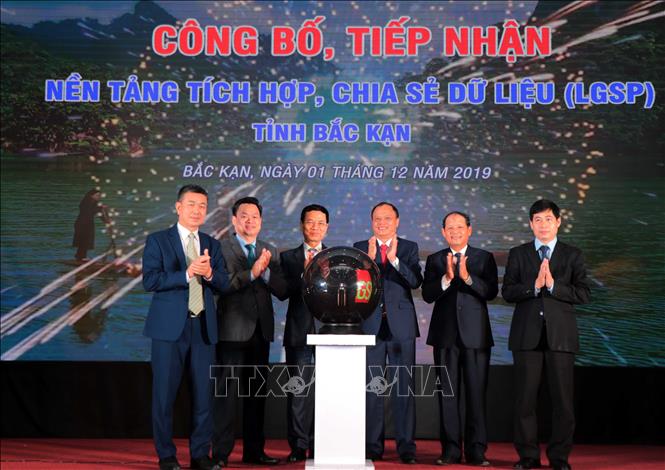 Trong ảnh: Bộ trưởng Thông tin và Truyền thông Nguyễn Mạnh Hùng cùng lãnh đạo tỉnh Bắc Kạn thực hiện nghi thức khai trương LGSP tỉnh Bắc Kạn. Ảnh: Vũ Hoàng Giang - TTXVN