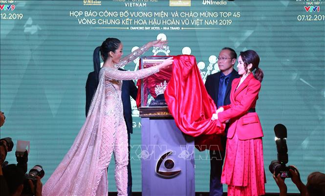 Trong ảnh: Ban tổ chức cuộc thi Hoa hậu Hoàn vũ Việt Nam 2019 giới thiệu vương miệncủa cuộc thi. Ảnh: Tiên Minh - TTXVN