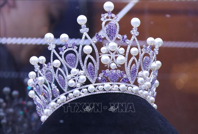Trong ảnh: Chiếc vương miện danh giá dành cho tân Hoa hậu của cuộc thi 2019 mang tên Brave Heart - Trái tim dũng cảm. Ảnh: Tiên Minh - TTXVN