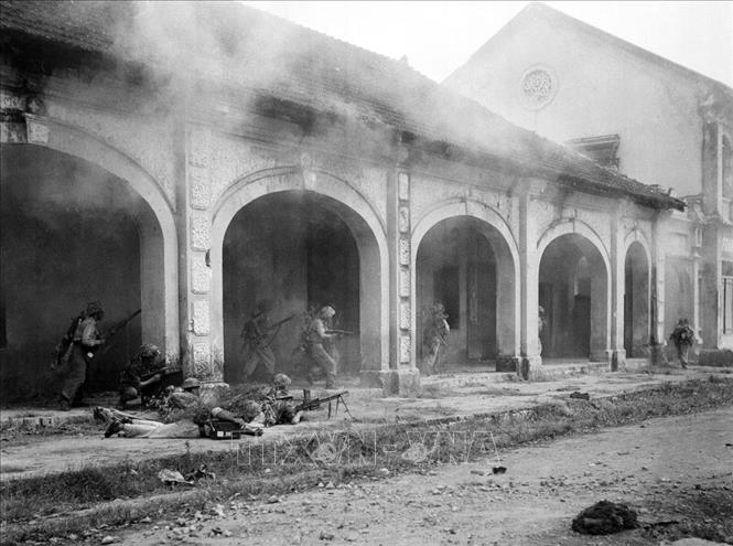 6. Toàn quốc kháng chiến: Đêm 19 rạng 20/12/1946, tiếng súng kháng chiến bắt đầu nổ ra ở Hà Nội, mở đầu thời kỳ cả nước kháng chiến chống Pháp xâm lược. Với tinh thần “Quyết tử để Tổ quốc quyết sinh”, quân và dân Thủ đô đã giam chân kẻ thù suốt 60 ngày đêm trong lòng Hà Nội, tạo điều kiện để Trung ương Đảng, Chính phủ rút về khu an toàn, tản cư được phần lớn nhân dân, đưa một khối lượng lớn máy móc, thiết bị phục vụ kháng chiến lên chiến khu, góp phần cho cả nước chuẩn bị chủ động bước vào cuộc kháng chiến trường kỳ. Trong ảnh: Quân dân Hà Nội chiến đấu trên đường phố trong những ngày đầu Toàn quốc kháng chiến, tháng 12/1946. Ảnh: TTXVN