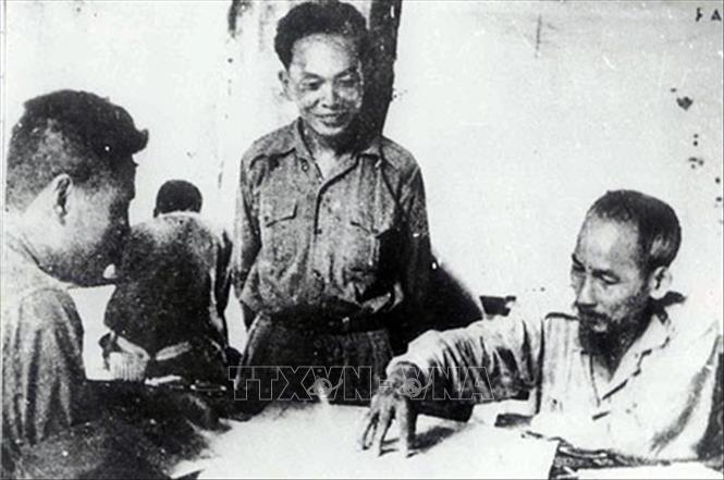 9. Chiến thắng Chiến dịch Biên giới (16/9 - 14/10/1950): bộ đội ta giải phóng một phần biên giới, mở đường thông với các nước XHCN, mở rộng và củng cố căn cứ địa Việt Bắc. Thắng lợi này mở ra bước ngoặt, tạo chuyển biến cơ bản cho cuộc kháng chiến vào giai đoạn mới: ta nắm quyền chủ động chiến lược trên chiến trường Bắc Bộ, chuyển hẳn sang liên tục tiến công và phản công địch. Trong ảnh: Chủ tịch Hồ Chí Minh cùng Đại tướng Võ Nguyên Giáp nghiên cứu phương án tác chiến chiến dịch Biên giới, năm 1950. Ảnh: Tư liệu/TTXVN phát