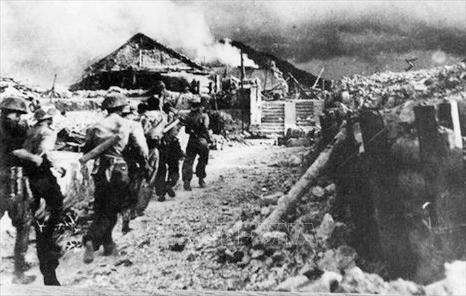9. Chiến thắng Chiến dịch Biên giới (16/9 - 14/10/1950): bộ đội ta giải phóng một phần biên giới, mở đường thông với các nước XHCN, mở rộng và củng cố căn cứ địa Việt Bắc. Thắng lợi này mở ra bước ngoặt, tạo chuyển biến cơ bản cho cuộc kháng chiến vào giai đoạn mới: ta nắm quyền chủ động chiến lược trên chiến trường Bắc Bộ, chuyển hẳn sang liên tục tiến công và phản công địch. Trong ảnh: Bộ đội ta xung phong đánh chiếm cứ điểm Đông Khê, ngày 16/9/1950. Ảnh: Tư liệu TTXVN