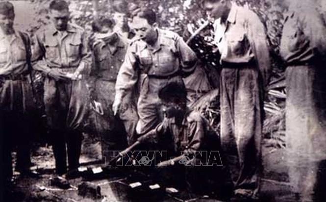 10. Chiến cuộc Đông Xuân 1953 – 1954: Để phá tan “kế hoạch Navarre” của địch, đưa cuộc kháng chiến đến thắng lợi quyết định, tháng 9/1953, ta mở chiến cuộc Đông Xuân 1953 – 1954, đưa bộ đội lên Tây Bắc hoạt động, buộc địch phân tán lực lượng, tạo thời cơ tiêu diệt sinh lực của chúng; đồng thời đẩy mạnh hoạt động ở các chiến trường khác, chuẩn bị điều kiện tiến tới giải phóng đồng bằng Bắc Bộ. Trong ảnh: Đại tướng Võ Nguyên Giáp chỉ đạo phương án tác chiến trong chiến cuộc Đông Xuân 1953 - 1954. Ảnh: Tư liệu TTXVN