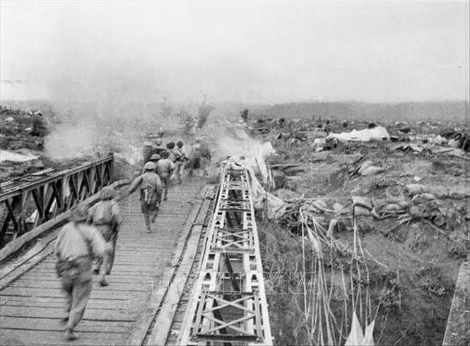 11. Chiến thắng Điện Biên Phủ (13/3 - 7/5/1954): Sau 56 ngày đêm chiến đấu dũng cảm, mưu trí, sáng tạo, ta đã đập tan toàn bộ Tập đoàn cứ điểm Điện Biên Phủ. Ngày 7/5/1954 trở thành dấu mốc kết thúc thắng lợi cuộc kháng chiến 9 năm chống thực dân Pháp của quân và dân ta. Đây là một thắng lợi vĩ đại trong lịch sử chống ngoại xâm của dân tộc Việt Nam, có sức cổ vũ rất lớn phong trào chống chủ nghĩa thực dân của các dân tộc trên thế giới. Trong ảnh: Bộ đội ta vượt qua cầu Mường Thanh, tấn công vào Sở chỉ huy Tập đoàn cứ điểm Điện Biên Phủ, chiều 7/5/1954. Ảnh: Tư liệu TTXVN