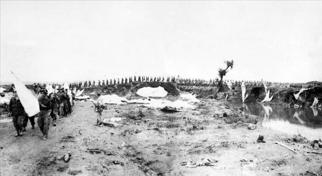 11. Chiến thắng Điện Biên Phủ (13/3 - 7/5/1954): Sau 56 ngày đêm chiến đấu dũng cảm, mưu trí, sáng tạo, ta đã đập tan toàn bộ Tập đoàn cứ điểm Điện Biên Phủ. Ngày 7/5/1954 trở thành dấu mốc kết thúc thắng lợi cuộc kháng chiến 9 năm chống thực dân Pháp của quân và dân ta. Đây là một thắng lợi vĩ đại trong lịch sử chống ngoại xâm của dân tộc Việt Nam, có sức cổ vũ rất lớn phong trào chống chủ nghĩa thực dân của các dân tộc trên thế giới. Trong ảnh: Tù binh Pháp ở Điện Biên Phủ kéo cờ trắng ra hàng. Ảnh: Tư liệu TTXVN