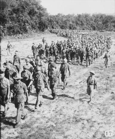 11. Chiến thắng Điện Biên Phủ (13/3 - 7/5/1954): Sau 56 ngày đêm chiến đấu dũng cảm, mưu trí, sáng tạo, ta đã đập tan toàn bộ Tập đoàn cứ điểm Điện Biên Phủ. Ngày 7/5/1954 trở thành dấu mốc kết thúc thắng lợi cuộc kháng chiến 9 năm chống thực dân Pháp của quân và dân ta. Đây là một thắng lợi vĩ đại trong lịch sử chống ngoại xâm của dân tộc Việt Nam, có sức cổ vũ rất lớn phong trào chống chủ nghĩa thực dân của các dân tộc trên thế giới. Trong ảnh: Tù binh Pháp ở Điện Biên Phủ được áp giải về tuyến sau. Ảnh: Tư liệu TTXVN