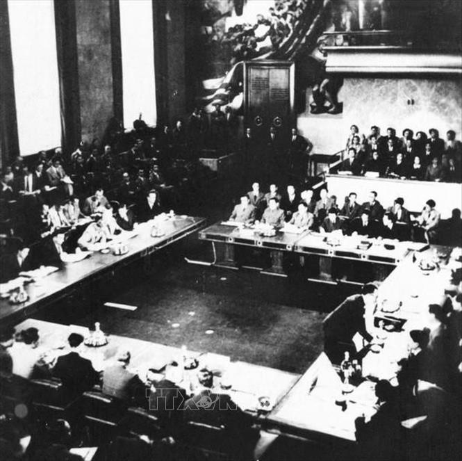12. Ký kết Hiệp định Geneva: Ngày 20/7/1954, Hiệp định đình chỉ chiến sự ở Việt Nam được ký kết tại Geneva (Thụy Sĩ). Đây là thắng lợi to lớn có tính chất bước ngoặt của cuộc đấu tranh lâu dài, gian khổ của nhân dân Việt Nam chống thực dân Pháp xâm lược, buộc Pháp phải chấp nhận đình chiến trên toàn cõi Đông Dương, cam kết rút quân khỏi Đông Dương - dấu mốc quan trọng của sự nghiệp cách mạng và ngoại giao Việt Nam. Trong ảnh: Toàn cảnh Hội nghị Geneva về Đông Dương tại Thụy Sĩ (1954). Ảnh: Tư liệu TTXVN