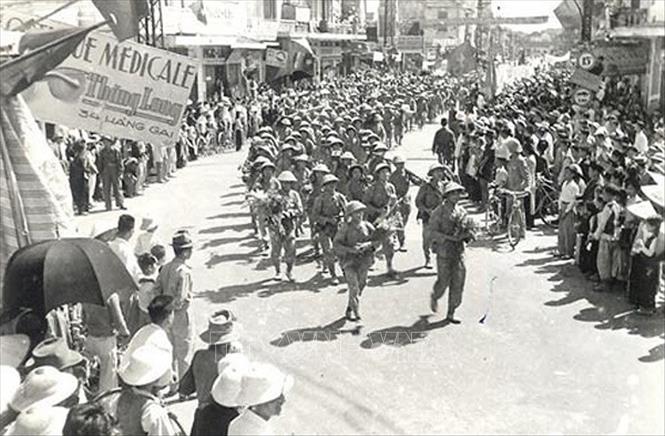 13. Giải phóng Thủ đô: Ngày 10/10/1954, các đơn vị của Đại đoàn Quân Tiên Phong-Sư đoàn 308 chia làm nhiều cánh mở cuộc hành quân lịch sử tiến về tiếp quản Hà Nội trong rừng cờ hoa cùng niềm vui hân hoan của hai mươi vạn người dân Thủ đô tràn ra đường chào đón đoàn quân chiến thắng. Trong ảnh: Các chiến sĩ bộ binh của Trung đoàn Thủ đô tiến về tiếp quản Thủ đô, sáng 10/10/1954. Ảnh: Tư liệu TTXVN