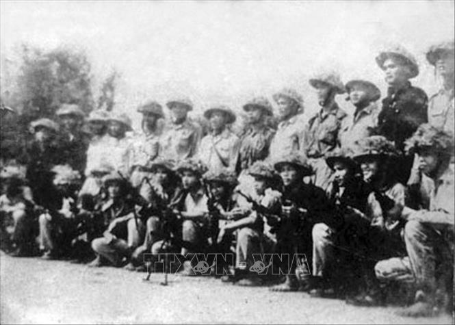 15. Chiến thắng Ấp Bắc (2/1/1963) là trận đầu đánh bại chiến thuật “trực thăng vận”, “thiết xa vận” của Mỹ nguỵ, mở đường cho cao trào tiêu diệt sinh lực địch trong càn quét, bắn máy bay, đánh thiết giáp và đưa phong trào phá ấp chiến lược lên đỉnh cao. Thắng lợi này không chỉ có ý nghĩa về chiến thuật mà còn có ý nghĩa quan trọng về chiến lược, đánh dấu sự phát triển thế và lực của cuộc chiến tranh cách mạng, cổ vũ mạnh mẽ quân và dân miền Nam đẩy mạnh phong trào “thi đua Ấp Bắc, giết giặc lập công”, là trận mở đầu cho sự khủng hoảng về chiến thuật và là dấu hiệu phá sản chiến lược “chiến tranh đặc biệt” của Mỹ ngụy. Trong ảnh: Chiến sĩ Tiểu đoàn 514 tham gia đánh trận Ấp Bắc. Ảnh: Tư liệu/TTXVN phát