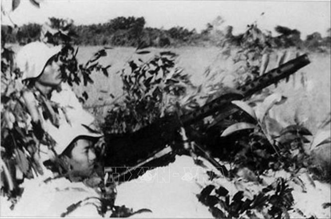15. Chiến thắng Ấp Bắc (2/1/1963) là trận đầu đánh bại chiến thuật “trực thăng vận”, “thiết xa vận” của Mỹ nguỵ, mở đường cho cao trào tiêu diệt sinh lực địch trong càn quét, bắn máy bay, đánh thiết giáp và đưa phong trào phá ấp chiến lược lên đỉnh cao. Thắng lợi này không chỉ có ý nghĩa về chiến thuật mà còn có ý nghĩa quan trọng về chiến lược, đánh dấu sự phát triển thế và lực của cuộc chiến tranh cách mạng, cổ vũ mạnh mẽ quân và dân miền Nam đẩy mạnh phong trào “thi đua Ấp Bắc, giết giặc lập công”, là trận mở đầu cho sự khủng hoảng về chiến thuật và là dấu hiệu phá sản chiến lược “chiến tranh đặc biệt” của Mỹ ngụy. Trong ảnh: Khẩu đội súng máy 12,7mm đã bắn rơi 7 máy bay lên thẳng của Mỹ trong trận Ấp Bắc. Ảnh: Tư liệu/TTXVN phát 