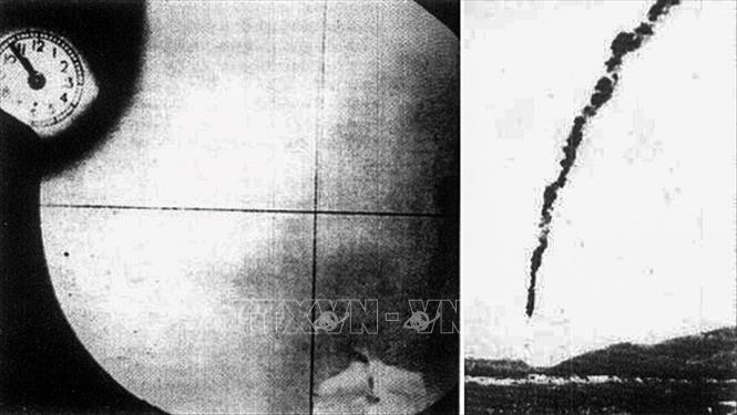 16. Chiến thắng Hàm Rồng: Bị thất bại ở chiến trường miền Nam, cuối năm 1964, đầu năm 1965 đế quốc Mỹ vạch kế hoạch ném bom miền Bắc, trong đó có mục tiêu phá sập cầu Hàm Rồng, cắt đứt mạch máu giao thông Bắc - Nam, làm suy yếu vai trò của hậu phương đối với tiền tuyến miền Nam. Trong cuộc quyết chiến ngày 3 và 4/4/1965, quân và dân Thanh Hóa anh hùng đã làm nên chiến thắng lẫy lừng, bảo vệ cầu Hàm Rồng an toàn, trong đó, ngày 4/4, lần đầu tiên máy bay ta bắn rơi máy bay địch. Trong ảnh: Chiếc F-105 