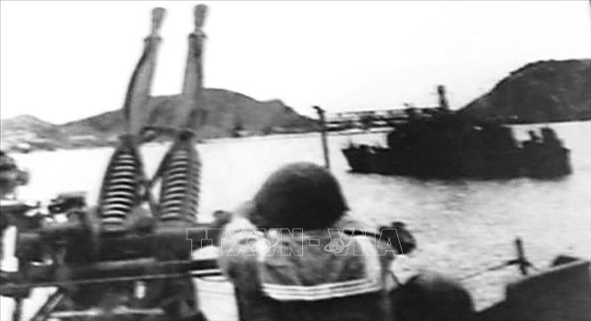 16. Chiến thắng Hàm Rồng: Bị thất bại ở chiến trường miền Nam, cuối năm 1964, đầu năm 1965 đế quốc Mỹ vạch kế hoạch ném bom miền Bắc, trong đó có mục tiêu phá sập cầu Hàm Rồng, cắt đứt mạch máu giao thông Bắc - Nam, làm suy yếu vai trò của hậu phương đối với tiền tuyến miền Nam. Trong cuộc quyết chiến ngày 3 và 4/4/1965, quân và dân Thanh Hóa anh hùng đã làm nên chiến thắng lẫy lừng, bảo vệ cầu Hàm Rồng an toàn, trong đó, ngày 4/4, lần đầu tiên máy bay ta bắn rơi máy bay địch. Trong ảnh: Lực lượng Hải quân cơ động bắn máy bay địch trên vùng trời Hàm Rồng, Thanh Hóa. Ảnh: Tư liệu TTXVN