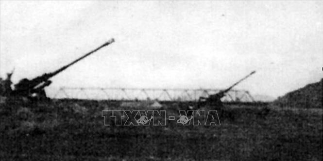 16. Chiến thắng Hàm Rồng: Bị thất bại ở chiến trường miền Nam, cuối năm 1964, đầu năm 1965 đế quốc Mỹ vạch kế hoạch ném bom miền Bắc, trong đó có mục tiêu phá sập cầu Hàm Rồng, cắt đứt mạch máu giao thông Bắc - Nam, làm suy yếu vai trò của hậu phương đối với tiền tuyến miền Nam. Trong cuộc quyết chiến ngày 3 và 4/4/1965, quân và dân Thanh Hóa anh hùng đã làm nên chiến thắng lẫy lừng, bảo vệ cầu Hàm Rồng an toàn, trong đó, ngày 4/4, lần đầu tiên máy bay ta bắn rơi máy bay địch. Trong ảnh: Trận địa pháo cao xạ bảo vệ cầu Hàm Rồng. Ảnh: Tư liệu TTXVN