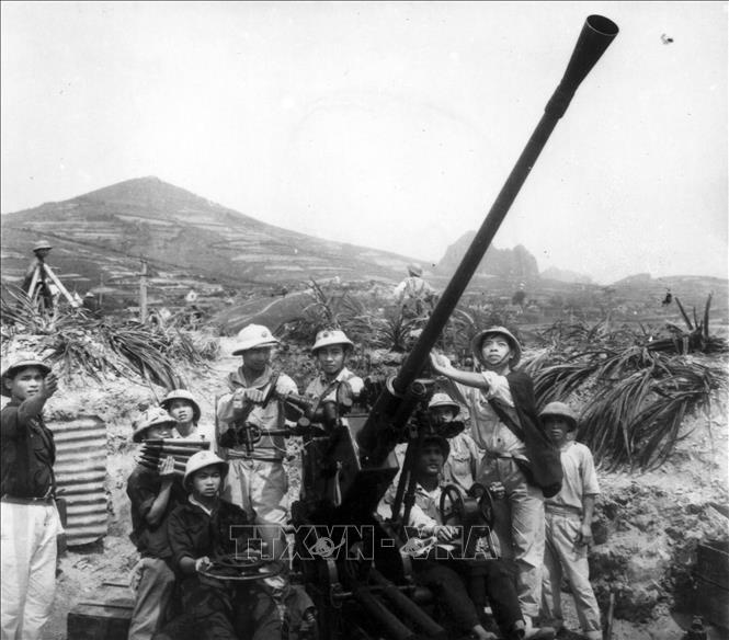 16. Chiến thắng Hàm Rồng: Bị thất bại ở chiến trường miền Nam, cuối năm 1964, đầu năm 1965 đế quốc Mỹ vạch kế hoạch ném bom miền Bắc, trong đó có mục tiêu phá sập cầu Hàm Rồng, cắt đứt mạch máu giao thông Bắc - Nam, làm suy yếu vai trò của hậu phương đối với tiền tuyến miền Nam. Trong cuộc quyết chiến ngày 3 và 4/4/1965, quân và dân Thanh Hóa anh hùng đã làm nên chiến thắng lẫy lừng, bảo vệ cầu Hàm Rồng an toàn, trong đó, ngày 4/4, lần đầu tiên máy bay ta bắn rơi máy bay địch. Trong ảnh: Ngày 3/4/1965, đơn vị pháo cao xạ 37, Bộ đội Phòng không Thanh Hóa chiến đấu anh dũng bảo vệ cầu Hàm Rồng, góp phần bắn rơi 17 máy bay Mỹ. Ảnh: Ngọc Cẩn - TTXVN