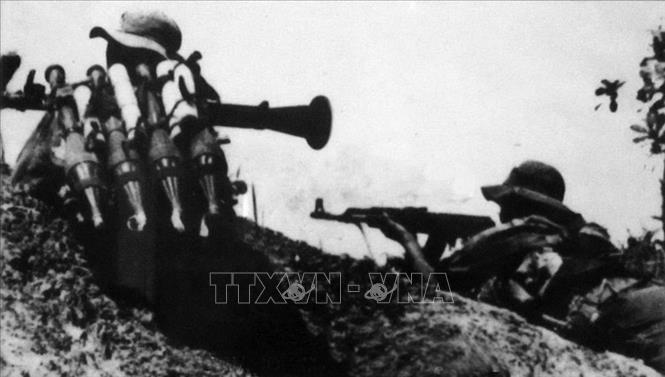 18. Chiến thắng Pleime (19/10 – 26/11/1965): là chiến dịch đầu tiên quân chủ lực của ta chạm trán Sư đoàn kỵ binh bay số 1 của Mỹ. Sau 2 đợt chiến đấu đánh quân chủ lực Nguỵ ở Trại Pleime (phía Nam thị xã Pleiku) và quân tiếp viện Sư đoàn kỵ binh bay số 1 Mỹ cơ động tại thung lũng Ia Đrăng, bộ đội ta tiêu diệt gần hết và đánh thiệt hại nặng 2 tiểu đoàn kỵ binh bay Mỹ, tiêu diệt một chiến đoàn bộ binh cơ giới hỗn hợp quân Nguỵ, bắn rơi và phá hỏng 59 máy bay lên thẳng, phá hủy 89 xe quân sự...Trong ảnh: Lực lượng ta tham gia chiến dịch Pleime có 3 Trung đoàn bộ binh (320, 33 và 66); Tiểu đoàn đặc công 952, 1 tiểu đoàn pháo binh, 1 tiểu đoàn súng máy phòng không 12,7mm và lực lượng vũ trang địa phương đánh phá giao thông và hậu cứ của địch. Ảnh: Tư liệu/TTXVN phát