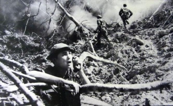 18. Chiến thắng Pleime (19/10 – 26/11/1965): là chiến dịch đầu tiên quân chủ lực của ta chạm trán Sư đoàn kỵ binh bay số 1 của Mỹ. Chiến thắng Pleime đã giáng đòn quyết liệt vào uy thế quân Mỹ ngay từ những ngày đầu tham chiến, làm thất bại chiến lược đánh nhanh thắng nhanh của Mỹ. Trong ảnh: Lực lượng ta tham gia chiến dịch Pleime có 3 Trung đoàn bộ binh (320, 33 và 66); Tiểu đoàn đặc công 952, 1 tiểu đoàn pháo binh, 1 tiểu đoàn súng máy phòng không 12,7mm và lực lượng vũ trang địa phương đánh phá giao thông và hậu cứ của địch. Ảnh: Tư liệu/TTXVN phát