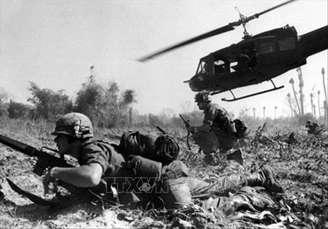 18. Chiến thắng Pleime (19/10 – 26/11/1965): là chiến dịch đầu tiên quân chủ lực của ta chạm trán Sư đoàn kỵ binh bay số 1 của Mỹ. Sau 2 đợt chiến đấu đánh quân chủ lực Nguỵ ở Trại Pleime (phía Nam thị xã Pleiku) và quân tiếp viện Sư đoàn kỵ binh bay số 1 Mỹ cơ động tại thung lũng Ia Đrăng, bộ đội ta tiêu diệt gần hết và đánh thiệt hại nặng 2 tiểu đoàn kỵ binh bay Mỹ, tiêu diệt một chiến đoàn bộ binh cơ giới hỗn hợp quân Nguỵ, bắn rơi và phá hỏng 59 máy bay lên thẳng, phá hủy 89 xe quân sự... Trong ảnh: Lính Mỹ của Sư đoàn kỵ binh bay số 1 được thả xuống thung lũng Ia Đrăng và sau đó lọt vào trận địa phục kích của quân ta. Ảnh: Tư liệu quốc tế/TTXVN phát