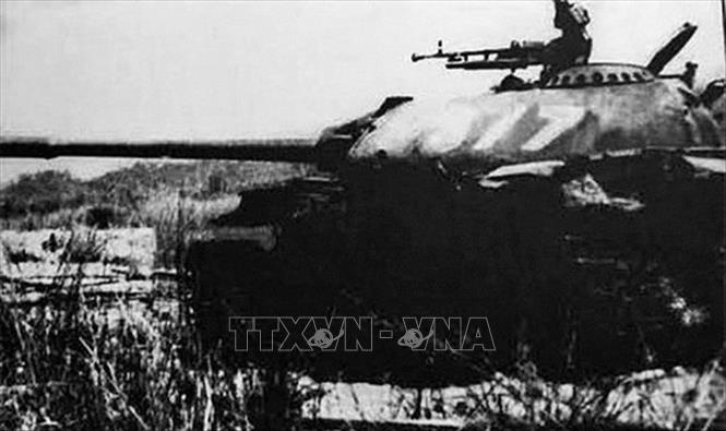 26. Trong ảnh: Xe tăng T-54 số hiệu 377 thuộc Đại đội 7, Tiểu đoàn xe tăng 297 của Mặt trận Tây Nguyên (nay là Tiểu đoàn 3, Trung đoàn xe tăng 273, Quân đoàn 3) lập công xuất sắc trong trận đánh Đắc Tô - Tân Cảnh ngày 24/4/1972, lập kỷ lục về hiệu suất chiến đấu cao: tiêu diệt 7 xe tăng địch trong một trận chiến đấu, trở thành huyền thoại của Binh chủng Tăng-Thiết giáp trong cuộc kháng chiến chống Mỹ. Ảnh: Tư liệu/TTXVN phát