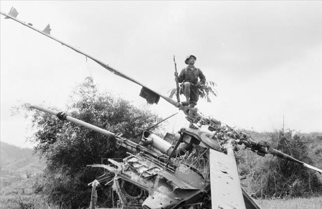 24. Chiến thắng Đường 9 – Khe Sanh, giải phóng Hướng Hóa 1968: Ngày 9/7/1968, lá cờ chiến thắng của quân giải phóng tung bay trên sân bay quân sự Tà Cơn, đánh dấu mốc thắng lợi của chiến dịch Đường 9 – Khe Sanh, giải phóng huyện Hướng Hóa (tỉnh Quảng Trị), hoàn thành xuất sắc nhiệm vụ nghi binh chiến lược, góp phần quan trọng vào thắng lợi của Tổng tiến công và nổi dậy Xuân Mậu Thân 1968, buộc Mỹ phải xuống thang chiến tranh; từ đó, tạo yếu tố quan trọng trong chiến thắng Xuân Hè 1972, giải phóng Quảng Trị, tạo đà cho cuộc Tổng tiến công mùa Xuân lịch sử năm 1975 để giải phóng hoàn toàn miền Nam, thống nhất Tổ quốc. Trong ảnh: Xác máy bay Mỹ bị quân giải phóng bắn rơi trong chiến dịch Đường 9 - Khe Sanh. Ảnh: Tư liệu - TTXVN