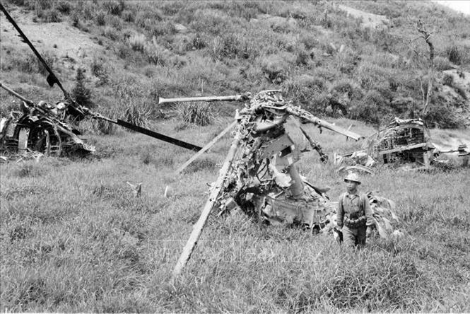 24. Chiến thắng Đường 9 – Khe Sanh, giải phóng Hướng Hóa 1968: Ngày 9/7/1968, lá cờ chiến thắng của quân giải phóng tung bay trên sân bay quân sự Tà Cơn, đánh dấu mốc thắng lợi của chiến dịch Đường 9 – Khe Sanh, giải phóng huyện Hướng Hóa (tỉnh Quảng Trị), hoàn thành xuất sắc nhiệm vụ nghi binh chiến lược, góp phần quan trọng vào thắng lợi của Tổng tiến công và nổi dậy Xuân Mậu Thân 1968, buộc Mỹ phải xuống thang chiến tranh; từ đó, tạo yếu tố quan trọng trong chiến thắng Xuân Hè 1972, giải phóng Quảng Trị, tạo đà cho cuộc Tổng tiến công mùa Xuân lịch sử năm 1975 để giải phóng hoàn toàn miền Nam, thống nhất Tổ quốc. Trong ảnh: Xác máy bay Mỹ bị quân giải phóng bắn rơi trong chiến dịch Đường 9 - Khe Sanh. Ảnh: Tư liệu - TTXVN