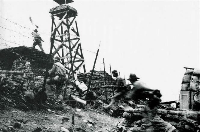 26. Chiến dịch Trị Thiên 1972 với 17 cuộc tiến công chiến lược trên chiến trường miền Nam năm 1972 nhằm tiêu diệt bộ phận lớn quân địch, mở rộng vùng giải phóng, làm thay đổi so sánh lực lượng giữa ta và địch, thay đổi cục diện chiến tranh có lợi cho ta. Thắng lợi của chiến dịch tạo ra cục diện mới trên chiến trường ngày càng có lợi cho ta trong cuộc tiến công chiến lược 1972, góp phần buộc Mỹ phải ký kết Hiệp địch Paris chấm dứt chiến tranh, lập lại hoà bình ở Việt Nam. Trong ảnh: Quân giải phóng chiếm căn cứ Đầu Mâu - một trong những cứ điểm phòng thủ chủ chốt nhất của quân đội Sài Gòn ở Vùng Một chiến thuật. Việc chiếm được Đầu Mầu có giá trị rất lớn cho các trận đánh trong Chiến dịch Xuân - Hè 1972. Ảnh: Tư liệu/TTXVN phát